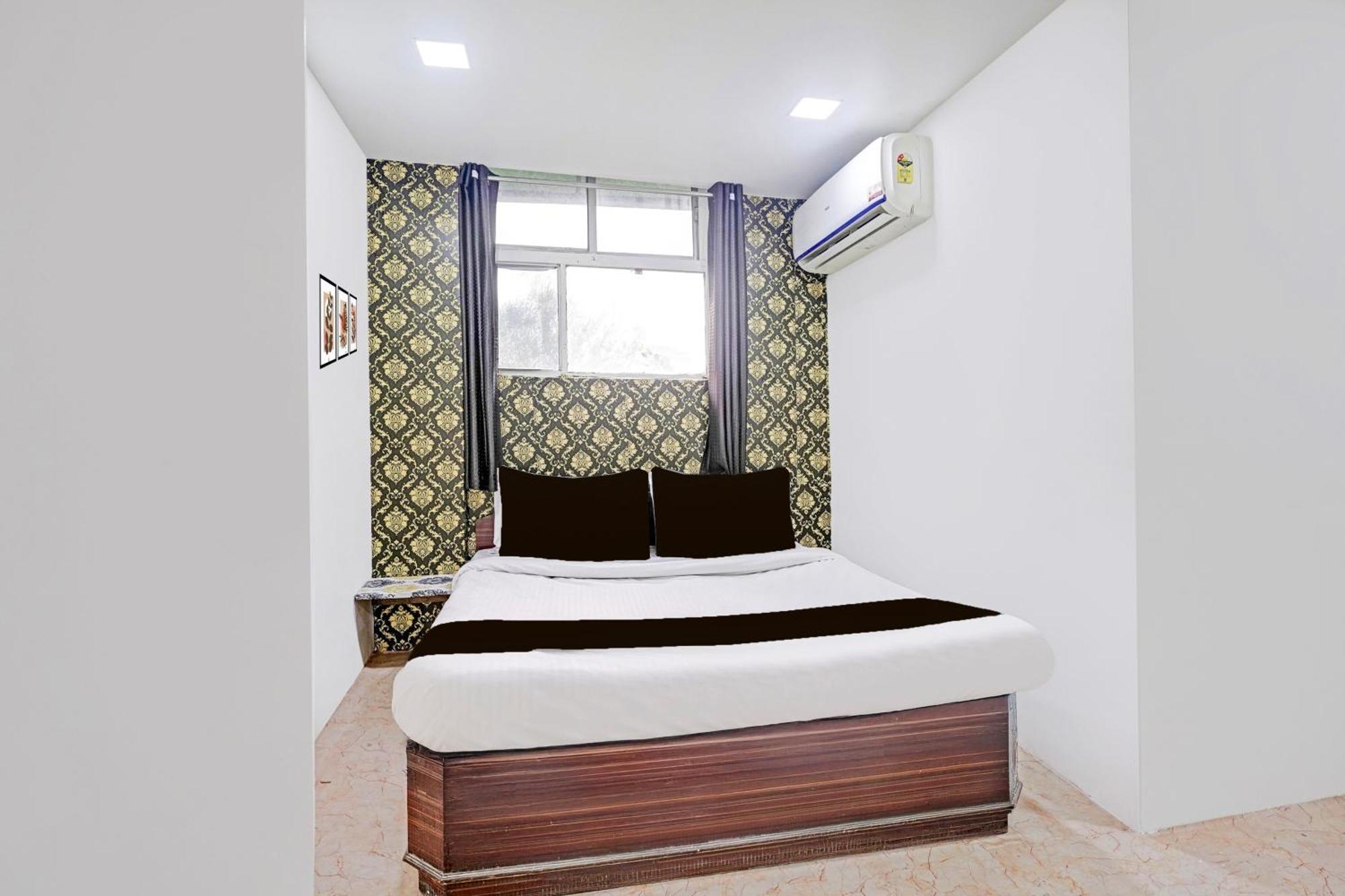 Super Hotel O Navrangpura Cg Road Formerly Hotel Yugraj Ahmedabad Bagian luar foto