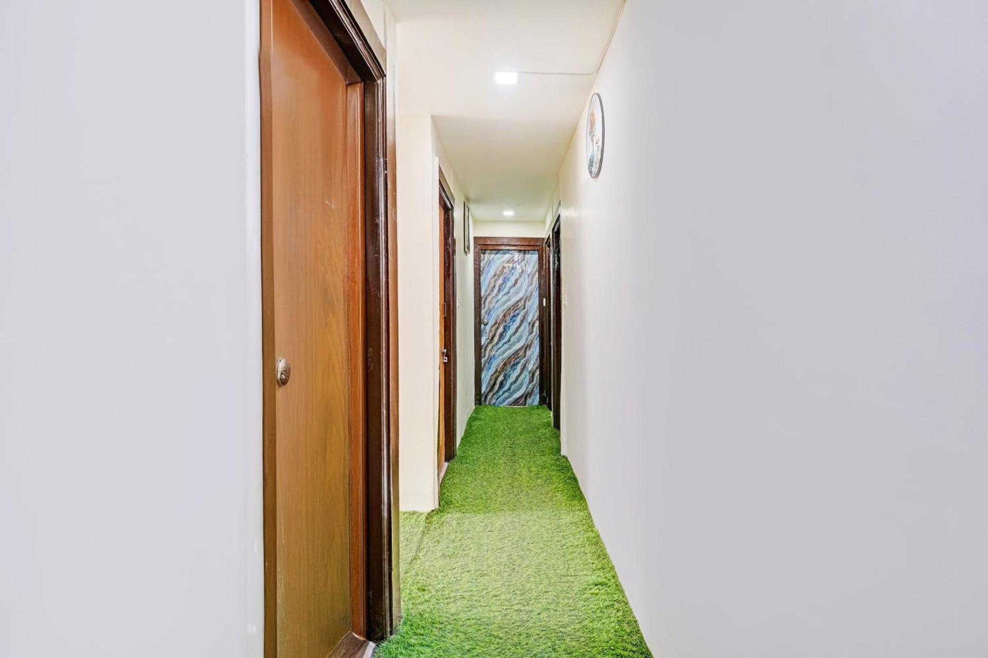 Super Hotel O Navrangpura Cg Road Formerly Hotel Yugraj Ahmedabad Bagian luar foto