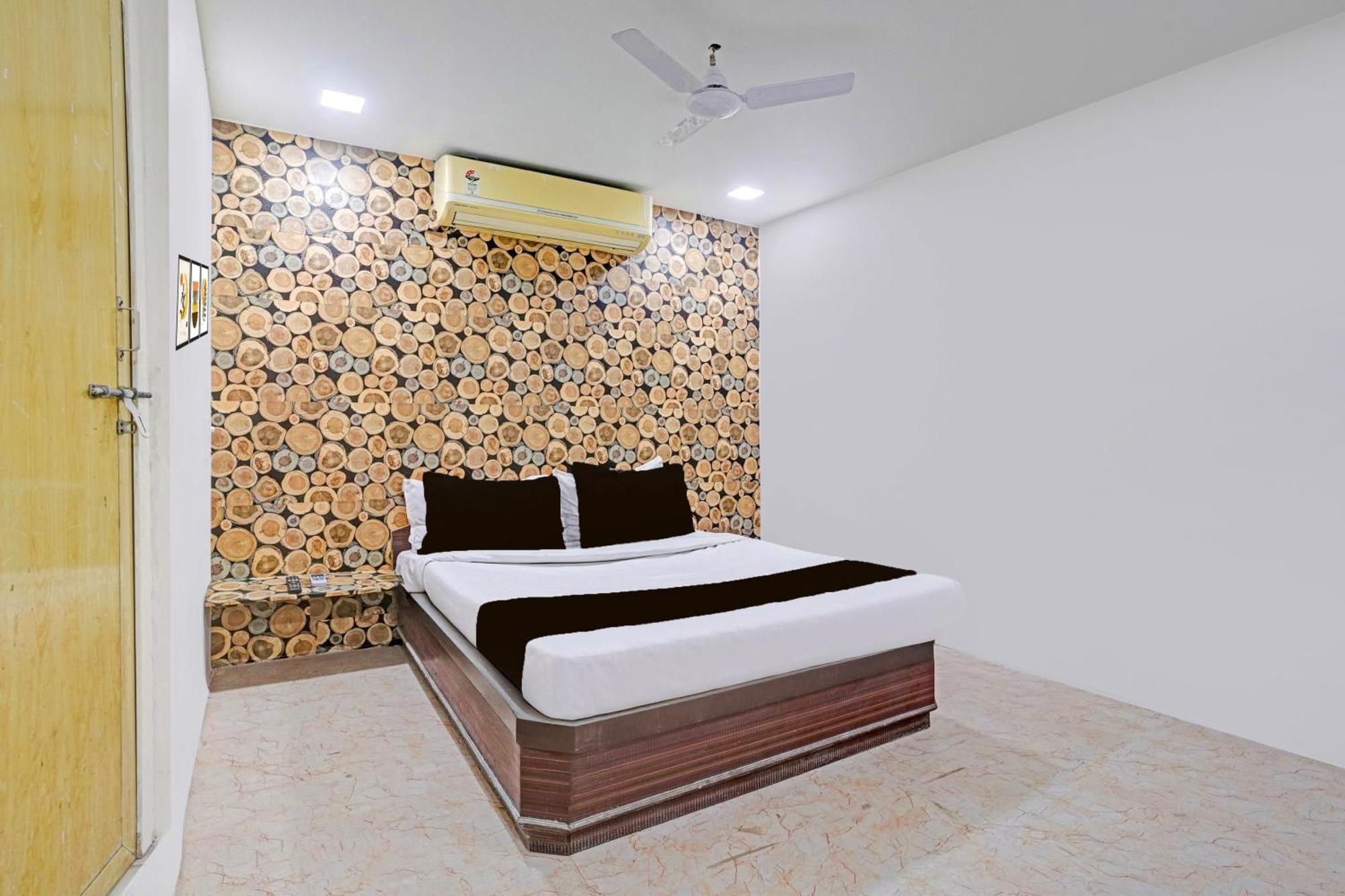 Super Hotel O Navrangpura Cg Road Formerly Hotel Yugraj Ahmedabad Bagian luar foto