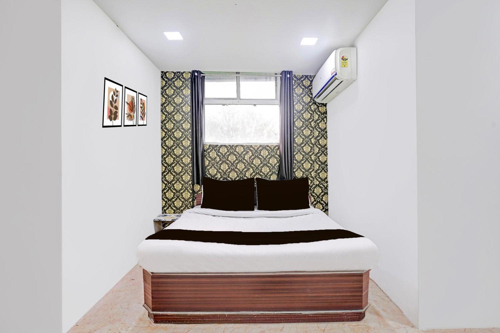 Super Hotel O Navrangpura Cg Road Formerly Hotel Yugraj Ahmedabad Bagian luar foto