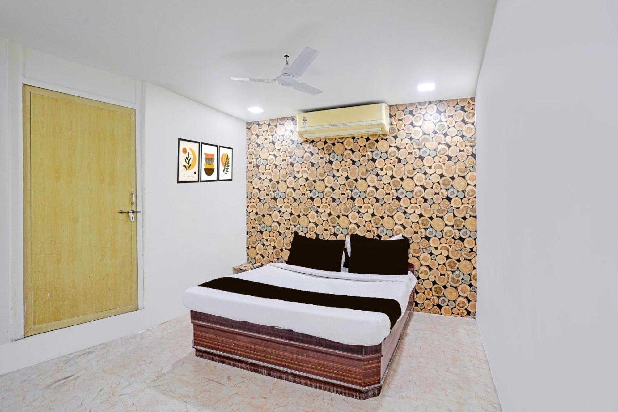Super Hotel O Navrangpura Cg Road Formerly Hotel Yugraj Ahmedabad Bagian luar foto