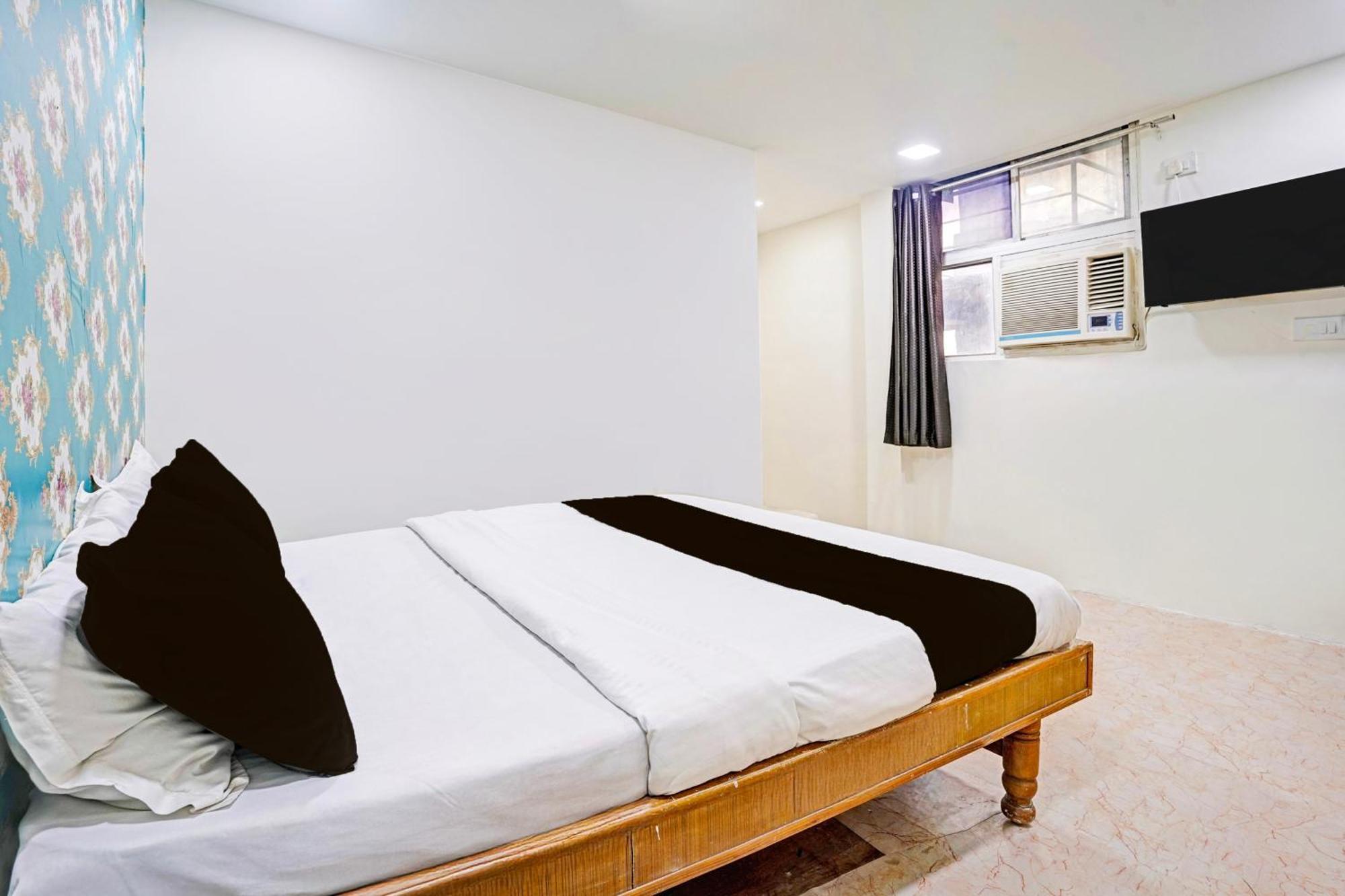 Super Hotel O Navrangpura Cg Road Formerly Hotel Yugraj Ahmedabad Bagian luar foto